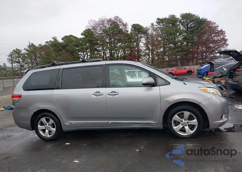 2012 Toyota Sienna Le V6 8 Passenger z USA, uszkodzony, nr VIN 5TDKK3DC5CS206053